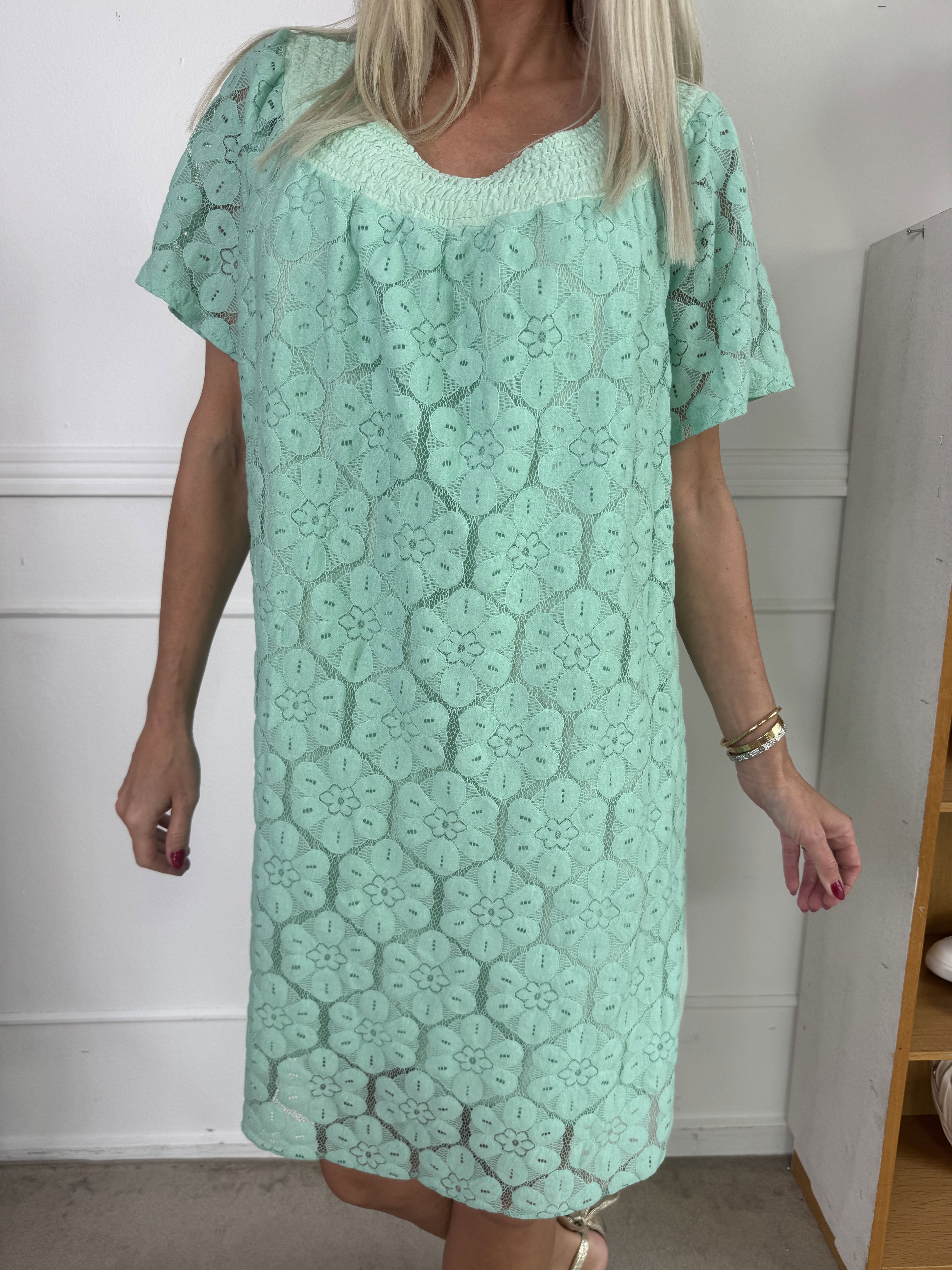 Fjola - Söt tunikaklänning i bomull med spets fram